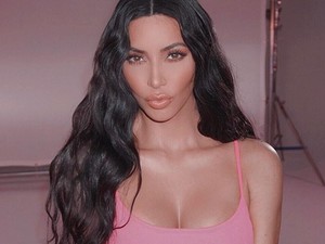 18+ Kim Kardashian egy idegen, pucér pasival pózolgat erotikus fotókon