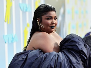 Lizzo nemcsak a legmerészebb rúzst, de Madonna híres ruháját is felvette az MTV VMA gálára