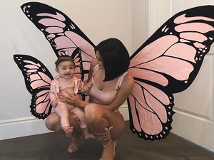 Na jó, ez tényleg vicces: Kylie viharnak öltözött Stormival, a babája neve után