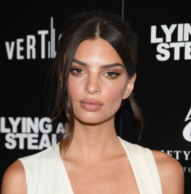 Emily Ratajkowski sosem volt még ilyen visszafogott, de sokkal jobban áll neki, mint a pucérkodás