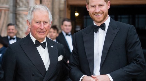 Károly király sorsfordító lépésre készül Harry herceggel az oldalán