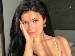 Az év hőse lett Kylie Jenner, aki megmutatta a mellén lévő striákat