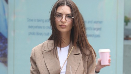 Emily Ratajkowski és a lecsúszott nadrág esete kutyasétáltatás közben