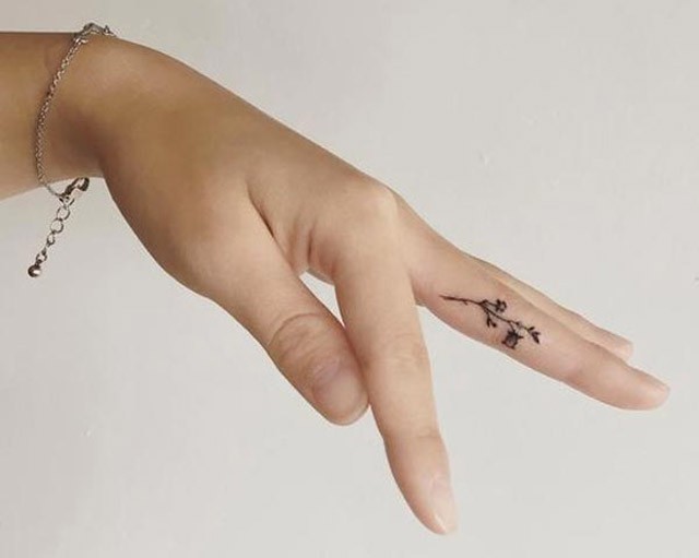 tetoválás, tetkó, tetoválás ujjra, tetoválás ujjra, miniatűr tetoválás, rihanna, cara delevingne