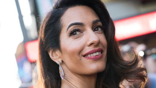 Amal Clooney ruháját nem igazán értjük, de csodálatosan áll rajta!