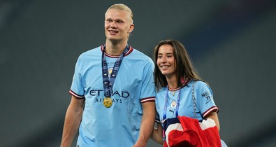 Ettől bárki elpirul: 10 őrülten szerelmes fotó Erling Haaland norvég focistáról és a barátnőjéről