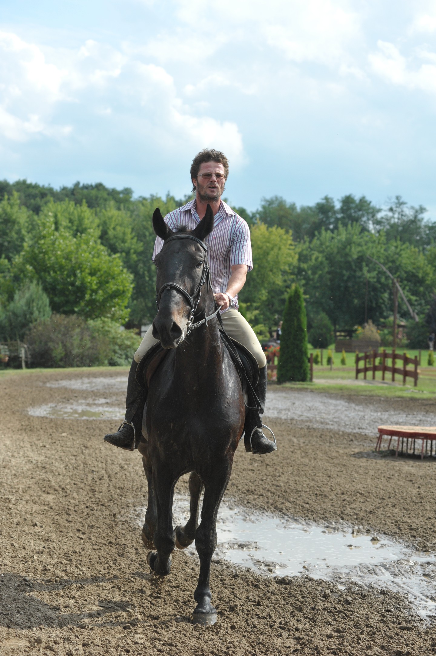 Stohl András mindig is imádta a lovakat. Nem véletlen, hogy A Nagy Ő című műsorban is lovagolni vitte randira az egyik hölgyet, Pannát. 