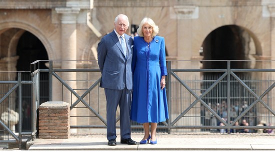 Szájról olvasó leplezte le Károly királyt: ezt a két szót mondta Kamilla királynénak a romantikus fotózásukon