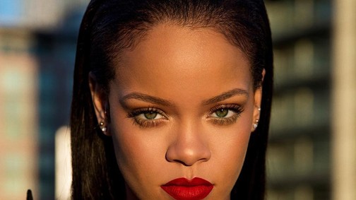 Rihannát még gyászolni sem hagyják! A paparazzik még a unokatestvére temetésén is fotózták...