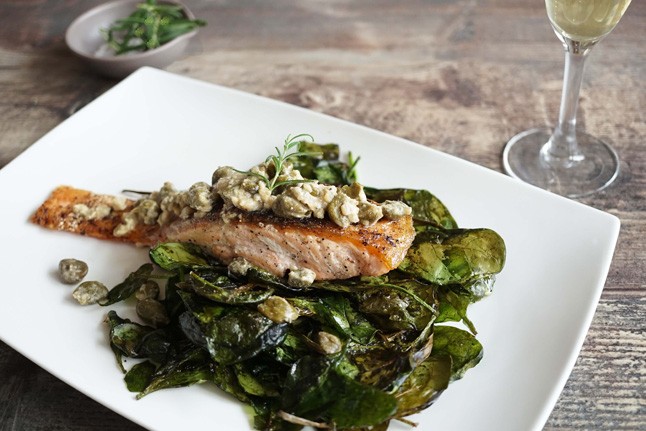 Tökéletes randivacsora: Pezsgős-kapribogyós serpenyőben sült lazacfilé, spenótchipssel