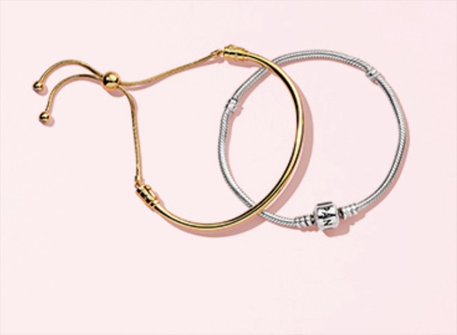 Karkötők PANDORA 13900 Ft-tól   GLAMOUR-napokon: Egy az ajánlatban szereplő PANDORA karkötő vásárlása esetén egy másik karkötő jár ajándékba.