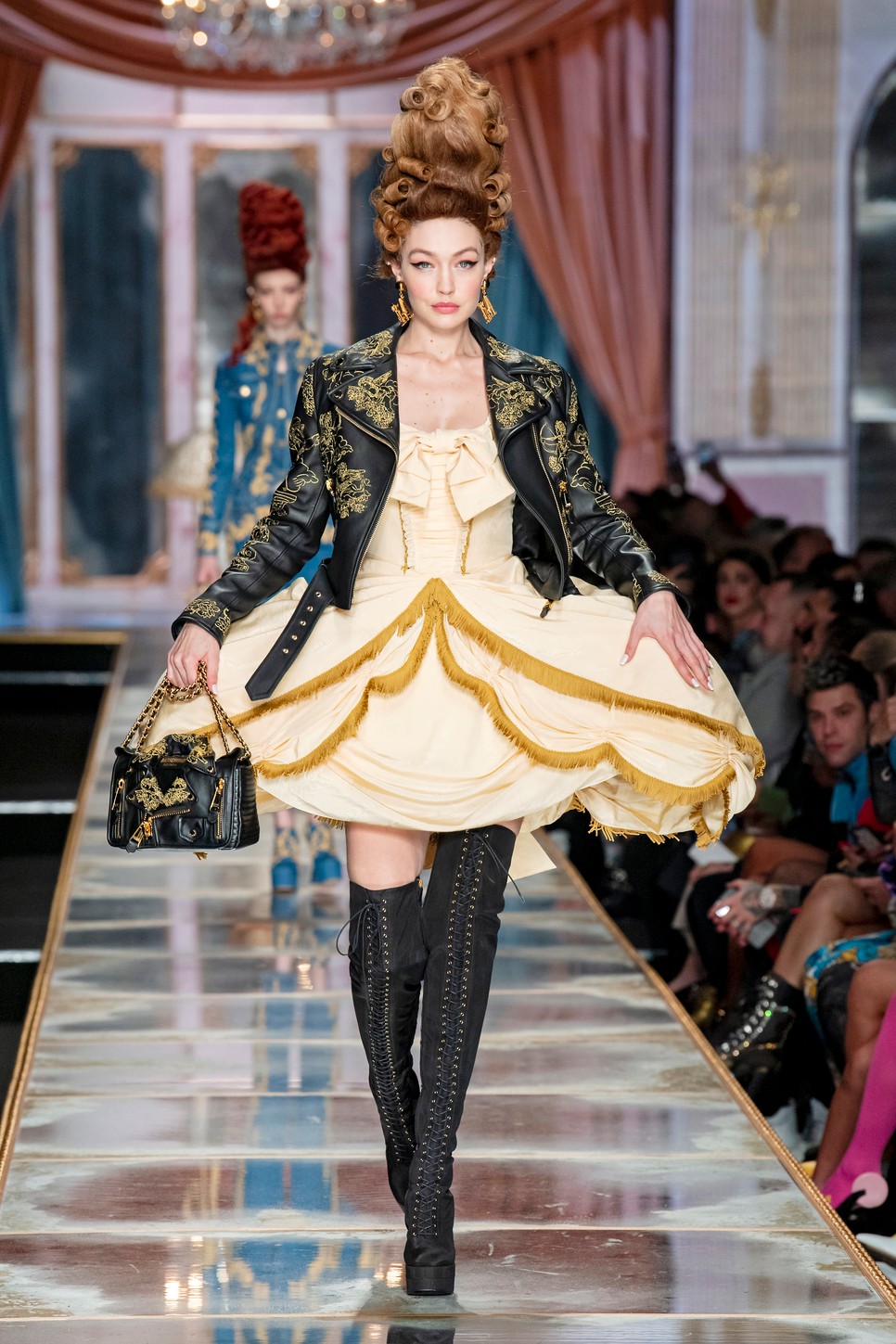 Gigi Hadid a Moschino 2020-as őszi-téli bemutatóján