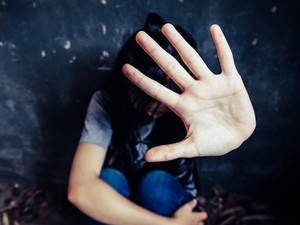 Most udvarol, vagy erőszakoskodik?