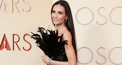 Demi Moore élete leglátványosabb ruháját viselte a 2026-os Oscar-gálán, tollak borították a testét