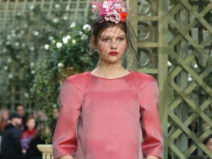 Elképesztő fejdíszek a Chanel bemutatóján! Mutatjuk a kedvenceinket!