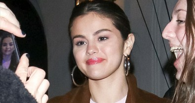 Selena Gomez oversize zakója tényleg HATALMAS
