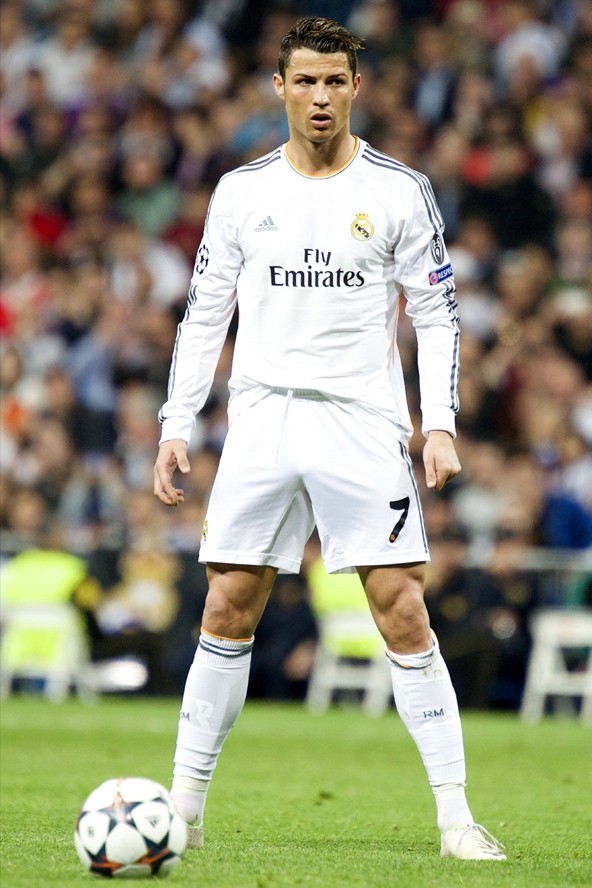 A 29 éves Cristiano Ronaldo a portugál válogatott és a Real Madrid tagja. Idén megkapta az Aranylabdát, és jelenleg ő a világ legjobban fizetett focistája évi 23 millió eurós jövedelmével. De azzal is sikerül gyarapítania bevételeinek számát, hogy számos reklámban is szerepel. Köztudottan nagyon hiú, ám amikor valaki így néz ki, hogy ne lenne az? Nem meglepő, hogy rengeteg hölggyel is kapcsolatba hozták a múltban, ráadásul olyanokkal, mint Kim Kardashian vagy Maria Sharapova. Jelenleg Irina Shayk orosz topmodellel él boldog párkapcsolatban, akivel a spanyol Vogue magazin címlapján is szerepeltek már közösen.