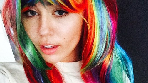 Miley Cyrus és Rita Ora is őrült szivárványszínű hajra váltott