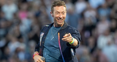 Megszólalt Chris Martin a Coldplay-koncerten történt incidens kapcsán, de csak olajat öntött a tűzre