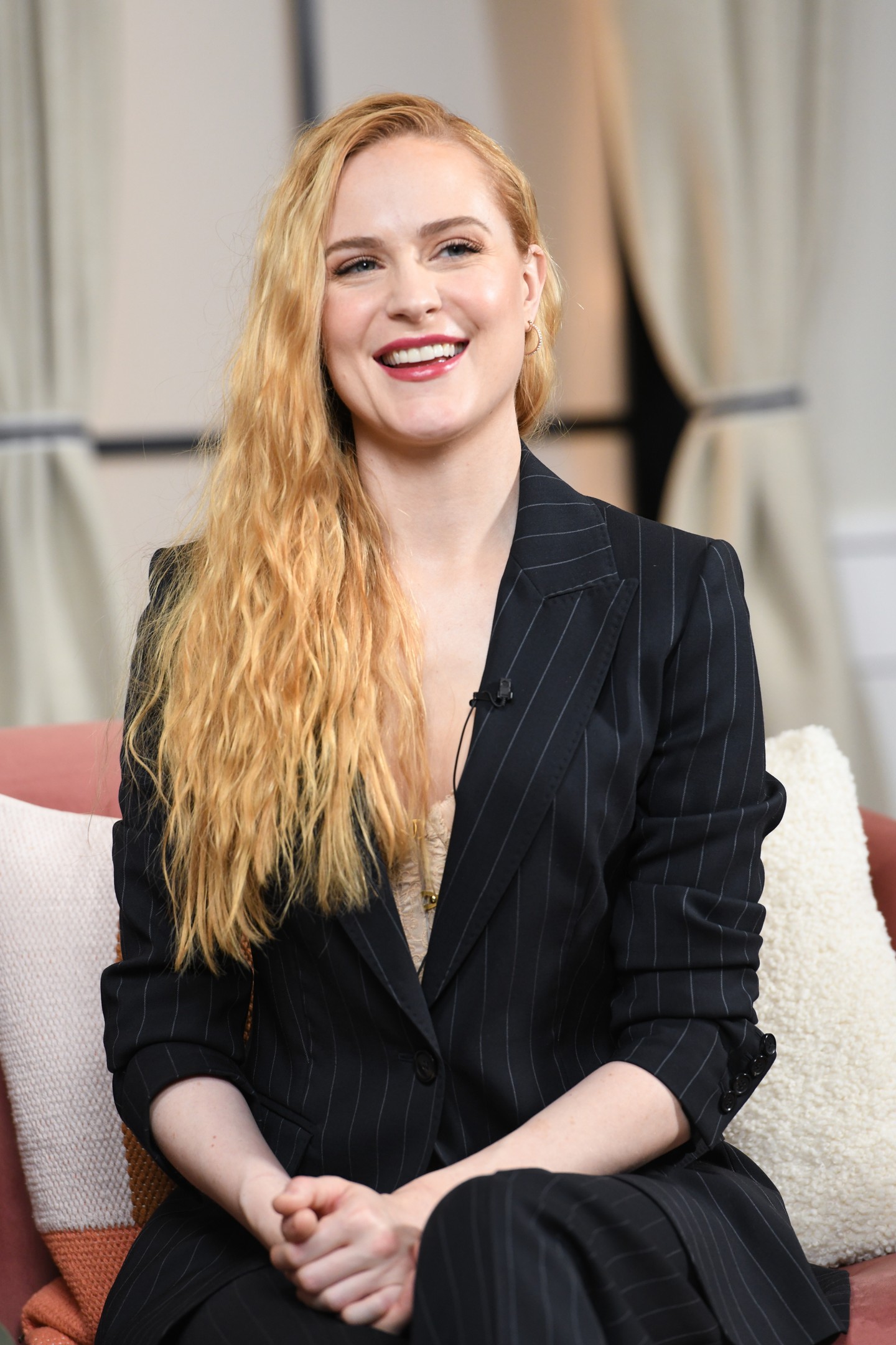 Sárgabarack szőke: a klasszikus eperszőke frissebb változata, valahol az aranyszőke és a réz árnyalat között helyezkedik el. Élénk, vöröses, viselője élettelteli megjelenést sugározhat vele. 