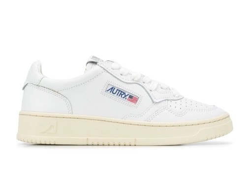 Felejtsd el a fehér sportcipőt! Megérkeztek 2024 vezető sneaker trendjei