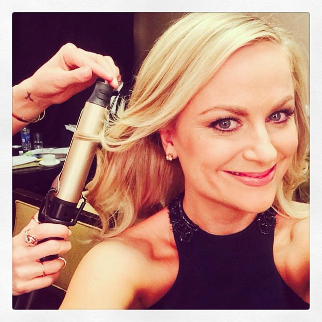 Az este egyik házigazdájának, Amy Poehlernek a haját javában készítik.