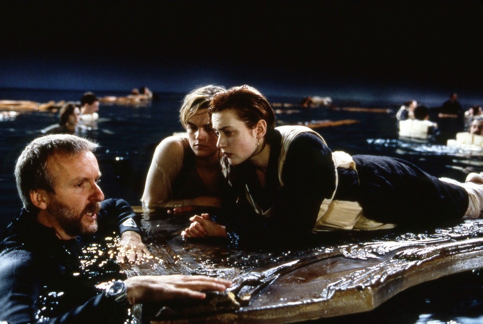 James Cameron, Kate Winslet és Leonardo DiCaprio a Titanic forgatásán - nem, az ajtó még mindig nem bír el ennyi embert