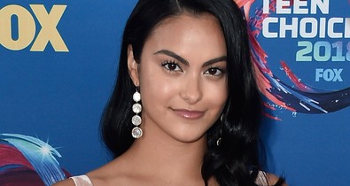 Őőő, oké! Camila Mendes egy palacsintát használ alapozószivacsként