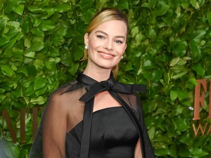 Videón, amint Margot Robbie nevetőgörcsöt kap a vörös szőnyegen
