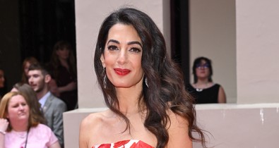 Amal Clooney virágos ruhája csupa nyár
