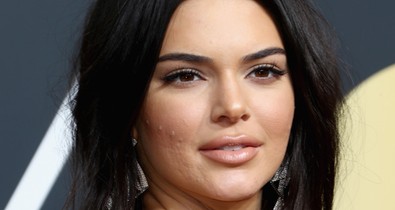 Kendall Jenner a VILÁG LEGNAGYOBB ruhájában, legalább 4 négyzetméter ez a szett