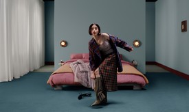 Lily Collins a Zalando 2026-os őszi-téli „Inner Voices” divatkampányában az egyéni stílus, az önkifejezés és a magabiztos öltözködés fontosságára hívja fel a figyelmet