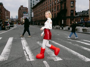 Ijesztően zseniális márka áll a gigantikus piros csizmák sikere mögött