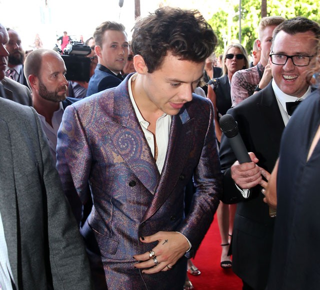 Harry Styles kilakkozott körmökkel