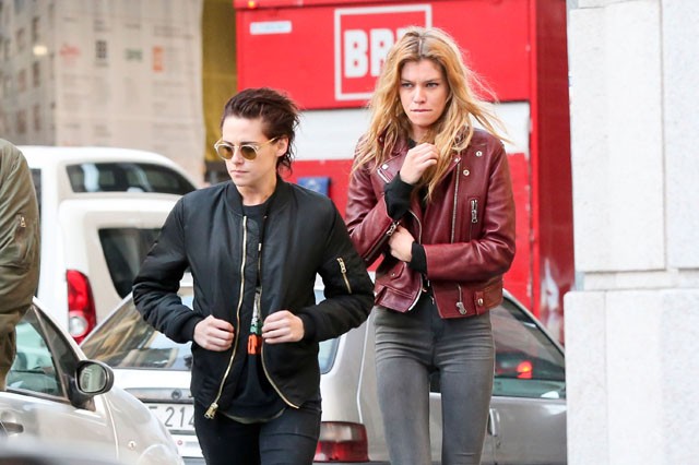 Kristen Stewart és Stella Maxwell csókja