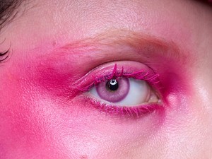 Sötét karikák vannak a szemed alatt? Így egy pillanat alatt eltüntetheted őket