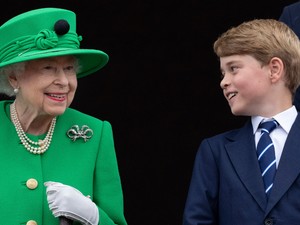 Ez eldőlt: György herceg lépett nagybátyja, Harry herceg helyébe, hosszú családi tradíciónak lett ezzel vége