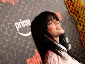 Billie Eilish új fotója tocsog a vérben - de mi történt?