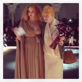 Lily Coles és Vivienne Westwood.