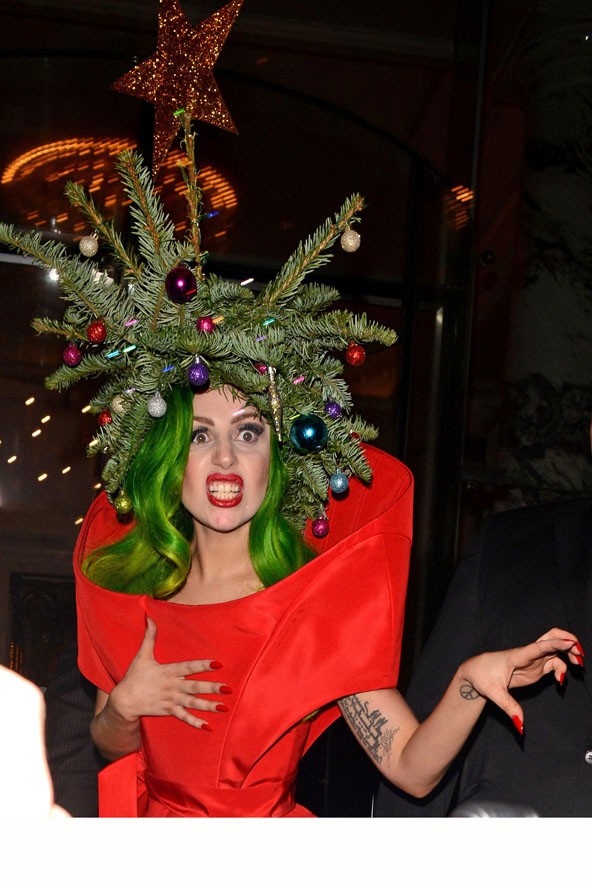 Élő karácsonyfaként riogatott tavaly decemberben.