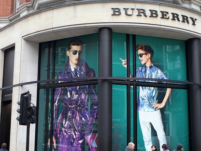 Mi ez? A Burberry új logóját átkozzák a luxusmárka hívei