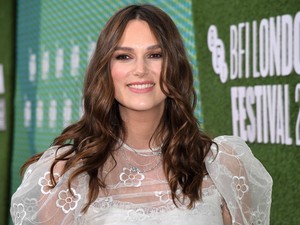Keira Knightley gyönyörű kismama ebben az igazán egyedi fehér ruhában
