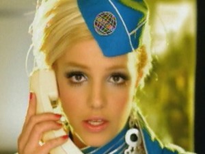 Elnézést kérünk, de ez a kutya TÉNYLEG tökéletesen ´elénekli´ a Toxic dallamát