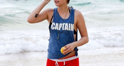 Csak semmi bikini! Kristen Stewart fiú boxerben pancsol