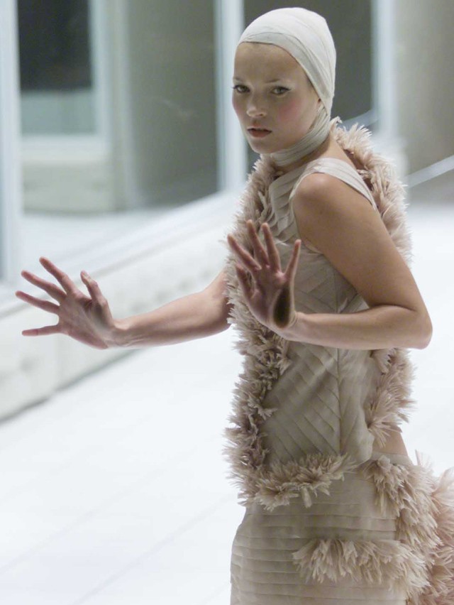 Kate Moss a Voss show nyitó modellje