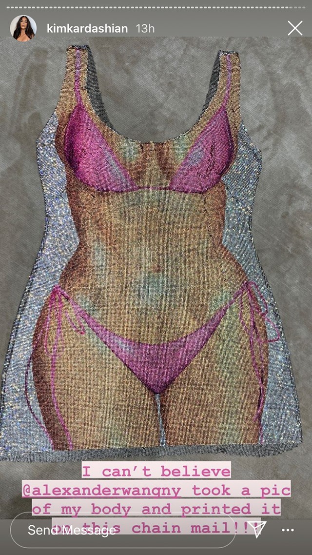 Kim Kardashian bemutatja a meztelenruhát, ami minden eddigi meztelenruhát felülmúl