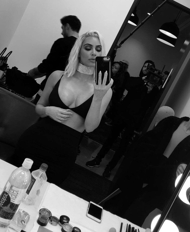 Kim Kardashian újra szőkén