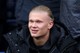 Erling Haaland 2024 januárjában a Manchester City cserepadjáról figyelte a Huddersfield Town elleni FA-kupa-mérkőzést.