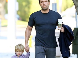 Ben Affleck elvitte egy körre óriási izmait és cuki kisfiát