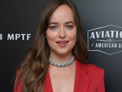 Dakota Johnson a legtökéletesebb karácsonyi ruhában adott interjút